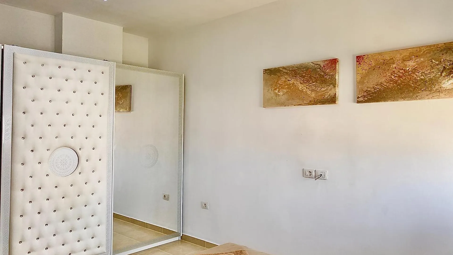 Diamentowy Blask Sarande 0*,  Albania