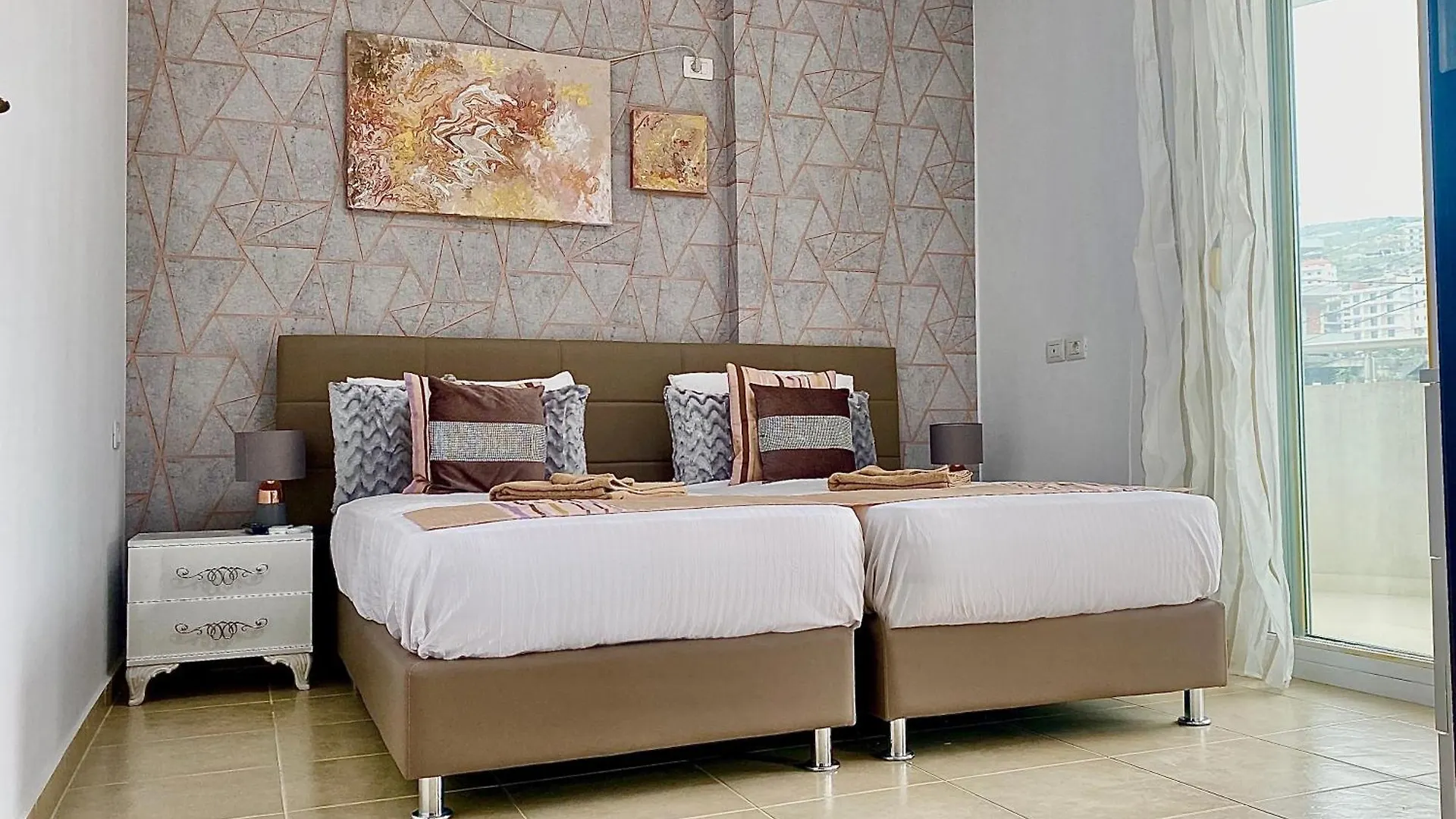 Diamentowy Blask Sarande 0*,
